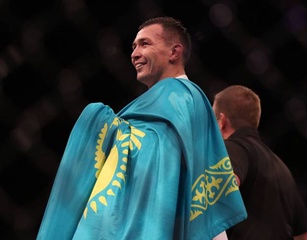 Фото первой победы казахского бойца Дамира Исмагулова в UFC ?>