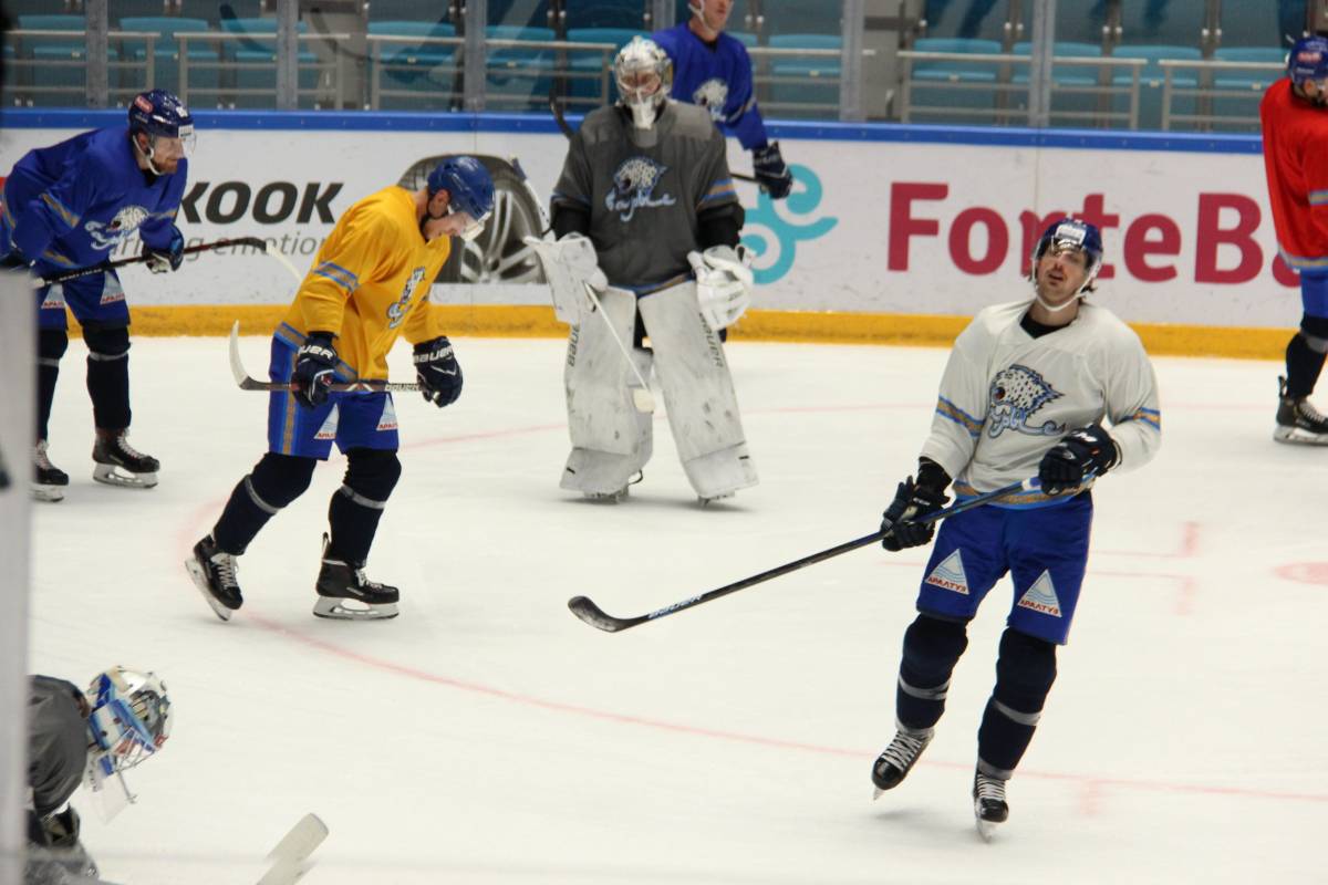 Жайлауов, Диц и Виделль на льду. Как "Барыс" провел открытую тренировку в перерыве КХЛ. Фото 6