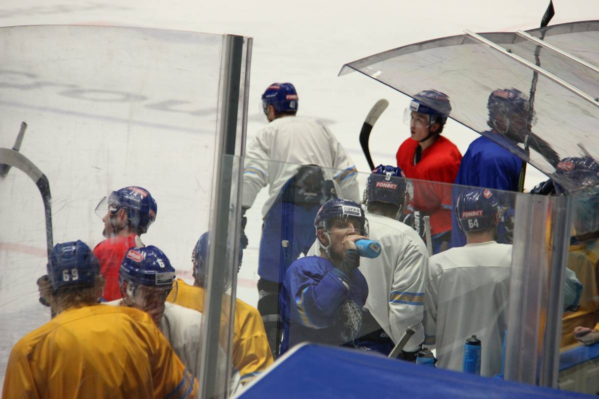 Жайлауов, Диц и Виделль на льду. Как "Барыс" провел открытую тренировку в перерыве КХЛ. Фото 9