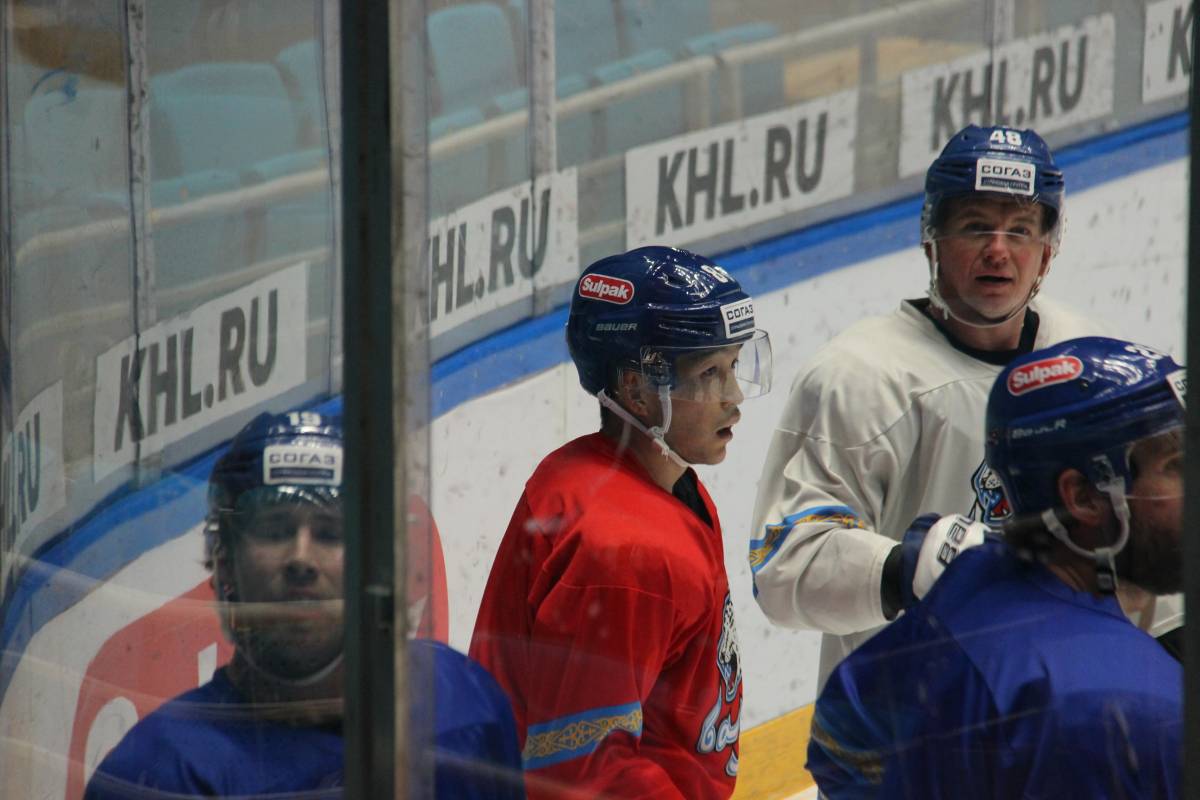 Жайлауов, Диц и Виделль на льду. Как "Барыс" провел открытую тренировку в перерыве КХЛ. Фото 7