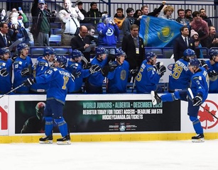 Фото с первого победного матча сборной Казахстана на молодежном ЧМ по хоккею ?>