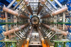 Установка тепломера ATLAS в ноябре 2005 года. В огромном детекторе ATLAS можно увидеть восемь тороидальных магнитов с тепломером перед тем, как их поместят в середину детектора. Этот тепломер будет измерять энергию частиц, производимую при столкновении протонов в центре детектора. 