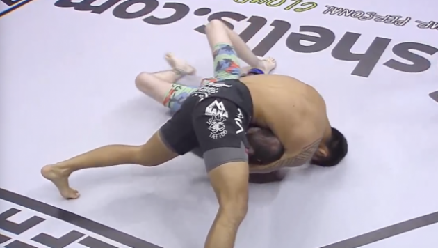 Боец MMA применил прием "удушение ниндзя" и победил за 20 секунд