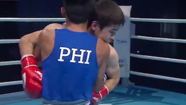 18-летний казахстанец стал первым финалистом ЧА. За "золото" он поборется с боксером из Узбекистана