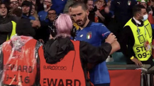 Стюард спутала футболиста сборной Италии с фанатом и не пускала его на поле после матча на Евро-2020
