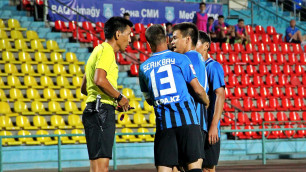 Скандал в Кубке Казахстана: Футболисты устроили перепалку с судьями и получили красные карточки