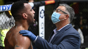 Американскому бойцу выбили зубы в UFC