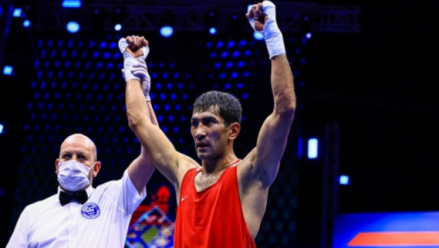 Казахстанский боксер выиграл нокаутом и пробился в 1/4 финала чемпионата мира-2021
