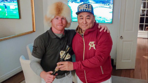 На "Канело" надели казахскую шапку и пригласили на конвенцию WBC в Казахстане