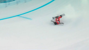 Сноубордистка разбилась на трассе Олимпиады-2022. Ее унесли на носилках