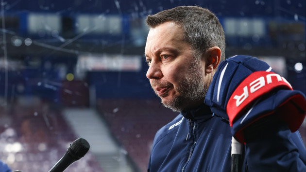 Тренер экс-конкурента "Барыса" поссорился с журналистом из-за защитника сборной Казахстана