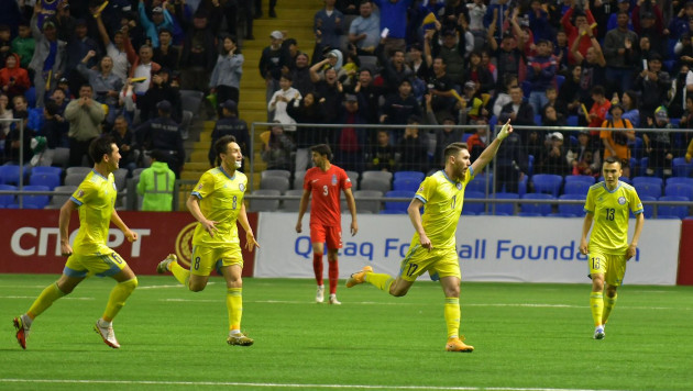 Футболисты сборной Казахстана вместе с болельщиками отпраздновали победу в Лиге наций
