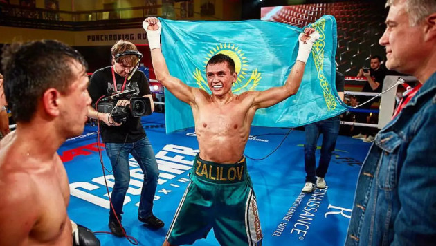 Казахстанский боксер бился в кровавом поединке после победы нокаутом