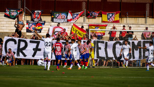 Болельщики "Атлетико" устроили акцию против перехода Роналду