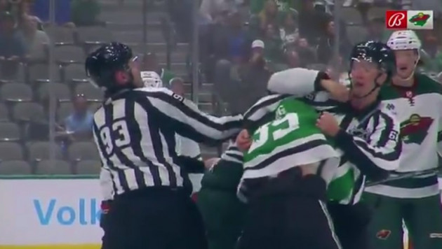 Нападающий клуба НХЛ ударил судью кулаком во время матча