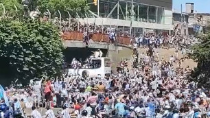 Это какое-то безумие, или как фанаты с моста запрыгивали в автобус с футболистами сборной Аргентины