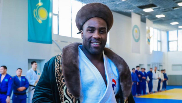 Самому титулованному дзюдоисту мира "Медвежонку Тедди" подарили казахский чапан