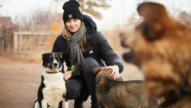 Елена Рыбакина помогла спасенным из отлова животным в Астане