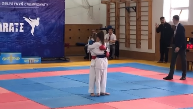 Казахстанцев умилил поступок сестер в финале турнира по карате