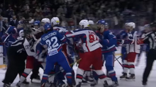 Хоккеист сборной Казахстана устроил массовую драку после матча плей-офф в КХЛ