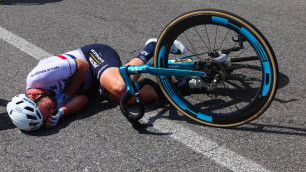 Лидер "Астаны" упал на этапе "Джиро д’Италия"