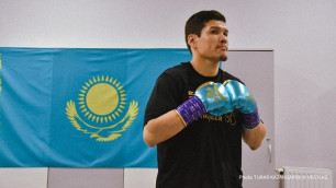 Елеусинов повесил флаг Казахстана в зале известного тренера в США