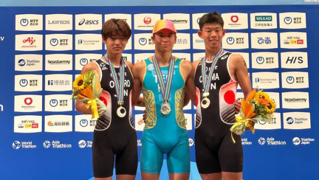 Казахстанец выиграл золото на юниорском ЧА по триатлону