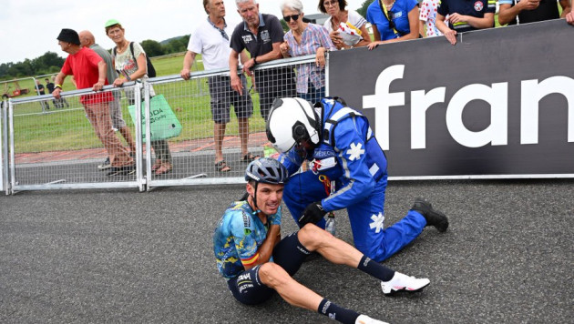 Велогонщик "Астаны" получил перелом и досрочно покинул "Тур де Франс"