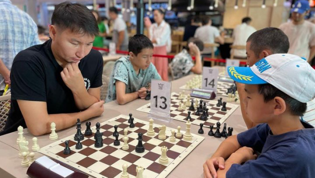 Школьники победили взрослых на шахматной "Битве поколений" в Алматы