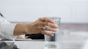 Плохая привычка: почему нельзя пить много воды во время еды