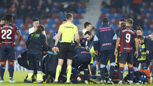 Футболист потерял сознание во время матча: его унесли на носилках