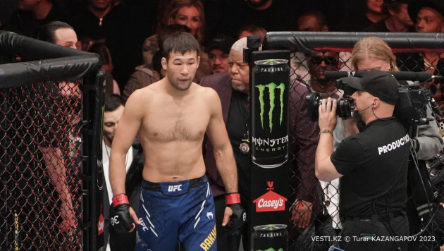 Рахмонова застали за интересным занятием во время главного боя на UFC 296 (Видео)