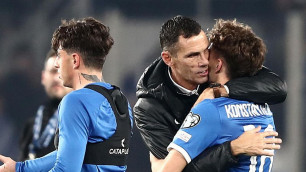 Главного тренера сборной Греции заставили "бежать" после разгрома Казахстана
