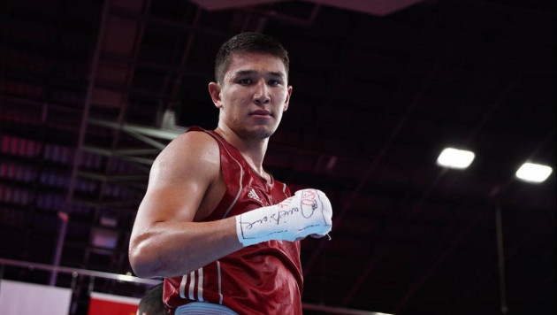 Появилось видео нокаута от казахского боксера в бою за медаль турнира в Баку