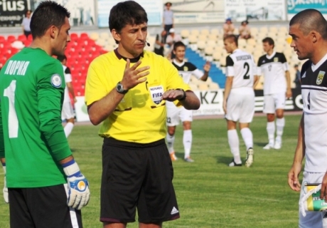 Павел Салий (в центре). Фото с сайта Федерации футбола Казахстана.
