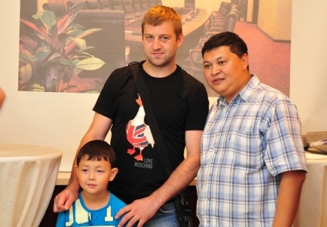Капитану "Барыса" Дмитрию Упперу (в центре) в июле исполнилось 34 года. Фото с сайта hcbarys.kz