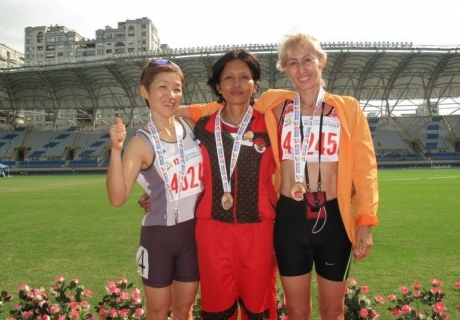 Призеры W45. Гульнара Жакенова справа. Фото с сайта master2012.taipei.gov.tw
