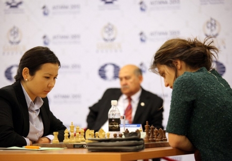 Гульмира Даулетова против Бэлы Хотенашвили. Фото с сайта astana2013.fide.com