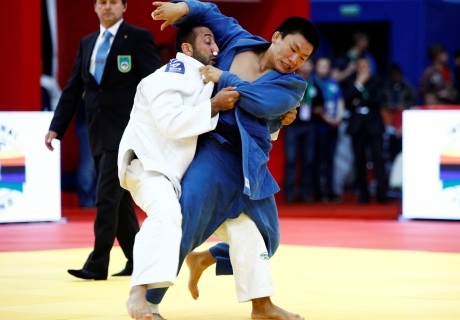 Сергей Лим (в синем) на "Мировых мастерах" в Тюмени. Фото с сайта Международной федерации дзюдо. 