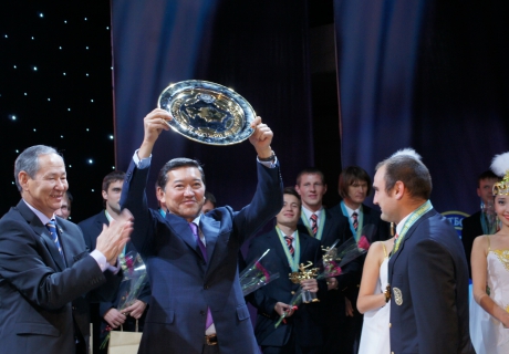 Серик Ахметов (в центре). Фото с сайта ФК "Шахтер"