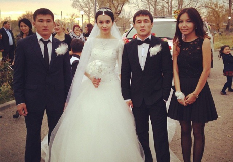 Алмат Кебиспаев (второй справа) со своей невестой Айжан. Фото из личного архива