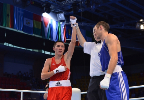 Мерей Акшалов (слева). Фото с официального сайта ЧМ по боксу в Алматы