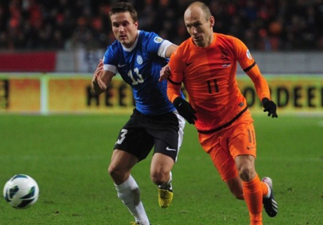 Мартин Вунк против Арьена Роббена в матче Голландия - Эстония. Фото с сайта fifa.com 