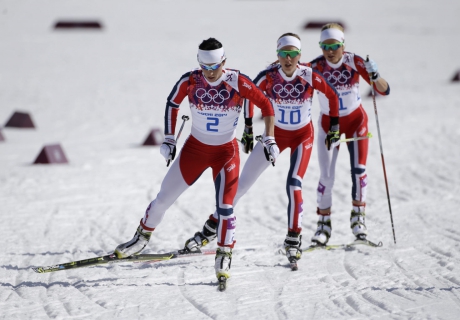 Норвежские лыжницы в масс-старте на 30 километров. Фото с сайта zimbio.com