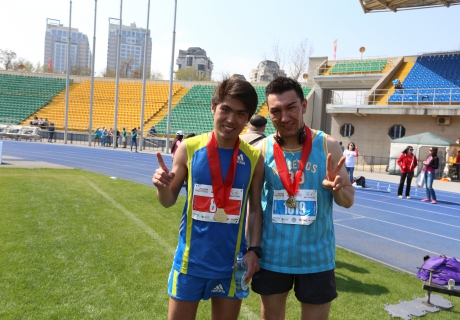 Алмат Имашев - победитель алматинского марафона (слева). Фото Тengrinews.kz