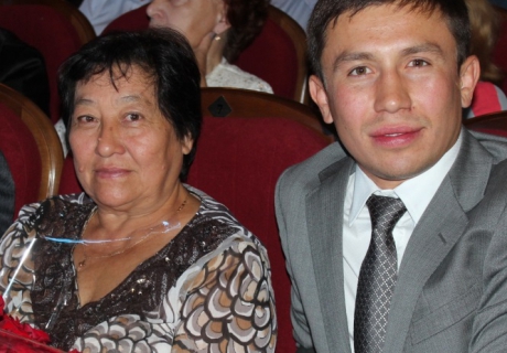 Геннадий Головкин с мамой. Фото Vesti.kz