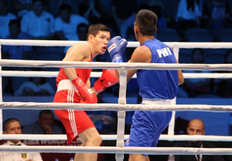 Елеусинов первым из казахстанцев вышел в полуфинал ЧМ по боксу в Катаре