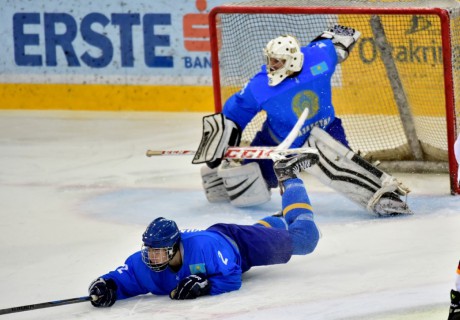 Молодежная сборная Казахстана упустила преимущество в две шайбы в матче с Латвией на ЧМ