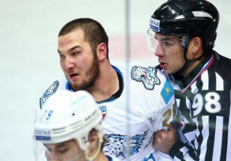 Дамир Рыспаев избил двух хоккеистов 