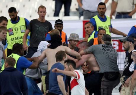 Как российские болельщики атаковали сектор с английскими фанатами после матча 